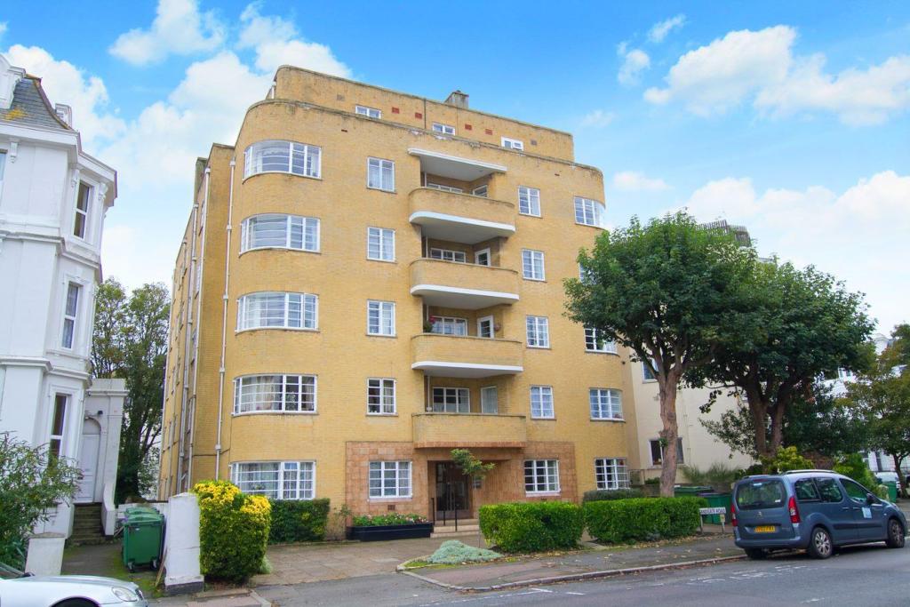 3 bedroom flat for sale in Sandgate Road, Folkestone, CT20
