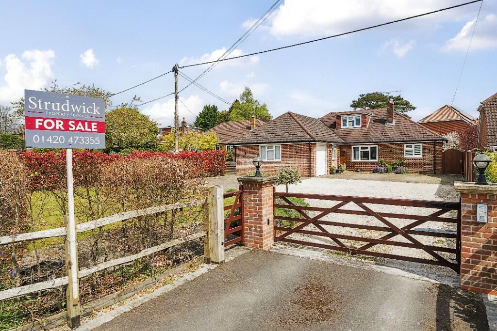 4 bedroom detached house for sale in Liphook Road, Lindford, Hampshire