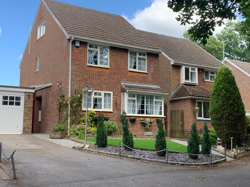 4 bedroom detached house for sale in Meadow View, Bordon, Hampshire, GU35