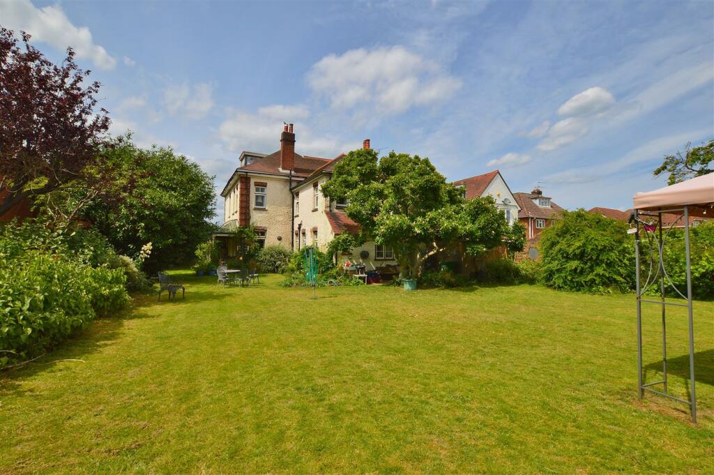 5 bedroom detached house for sale in Upton Road, Slough, SL1