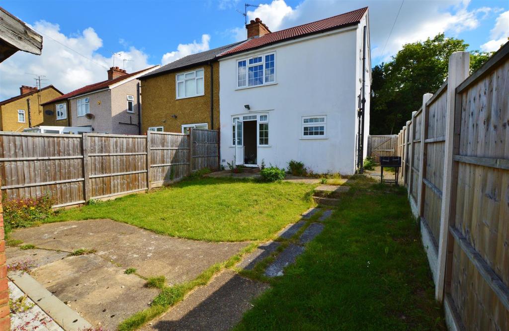 3 bedroom semidetached house for sale in Burnham Lane, Slough, SL1