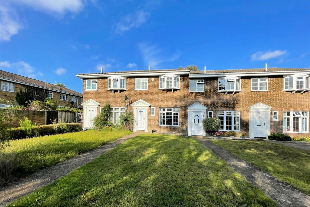 3 bedroom terraced house for rent in Regency Drive, West Byfleet, Surrey, KT14