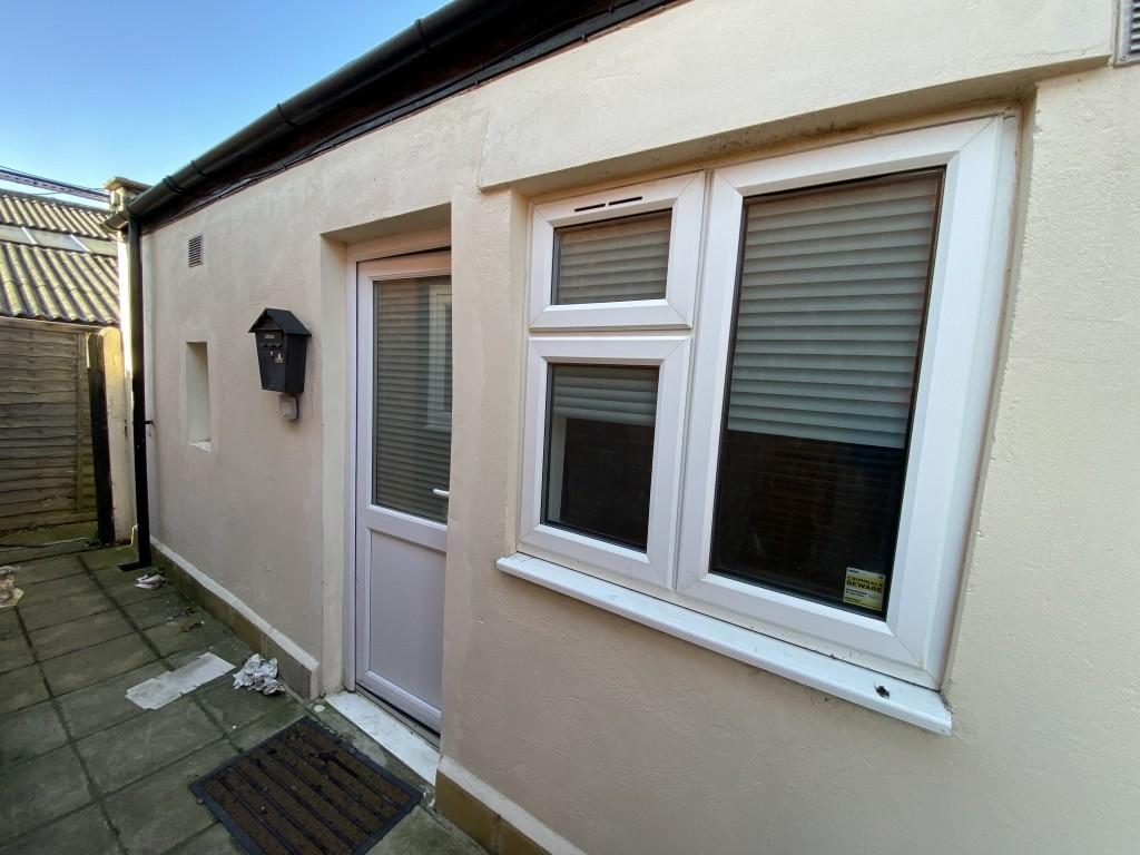Studio flat for rent in Stafford Road, Wallington, Surrey, SM6