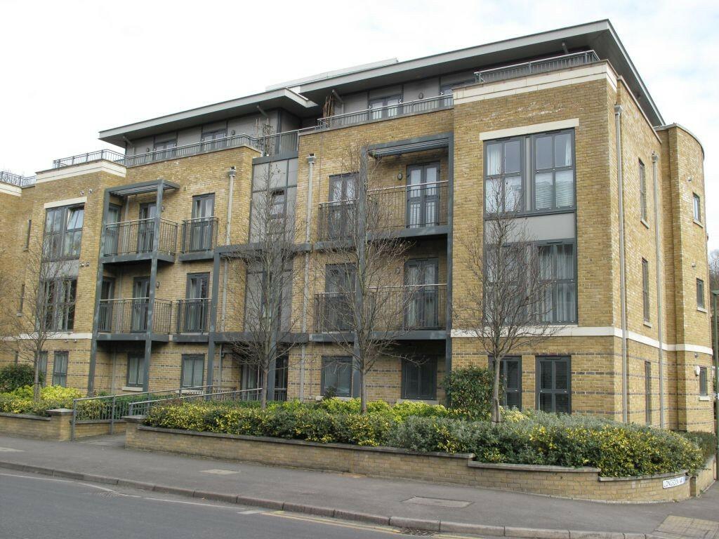 2 bedroom flat for sale in Godstone Road, Caterham, Surrey, CR3