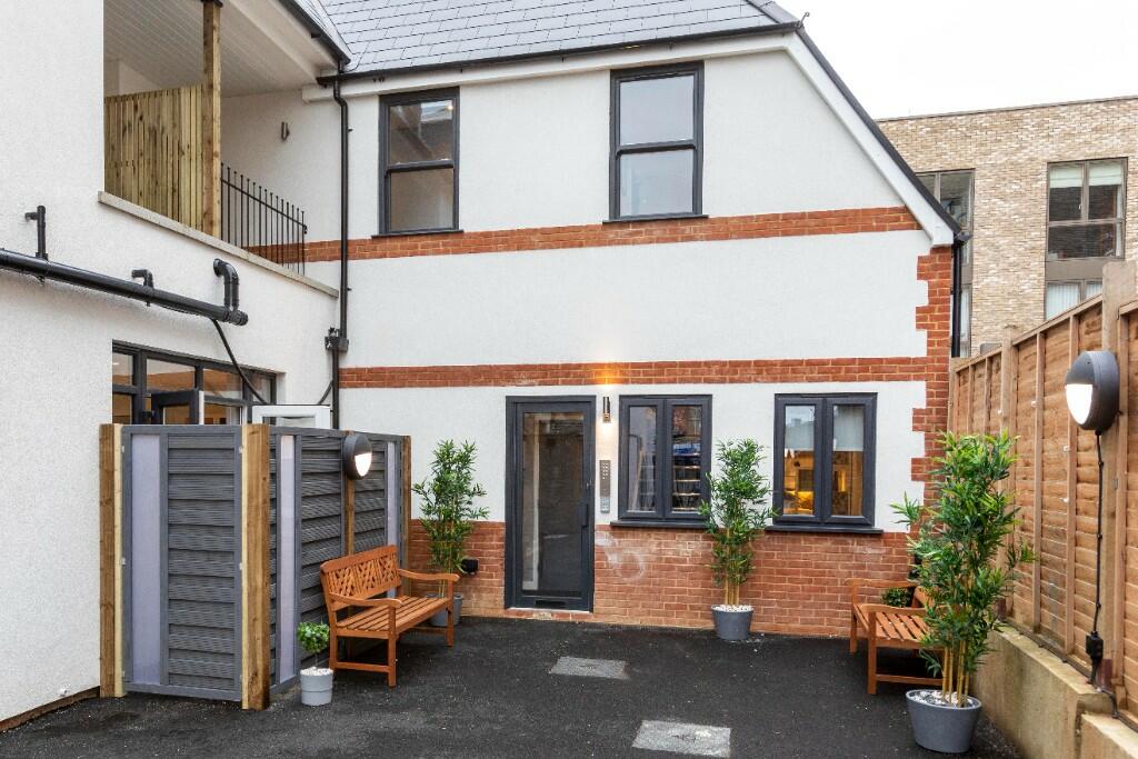 Studio flat for rent in Stafford Road, Wallington, Surrey, SM6