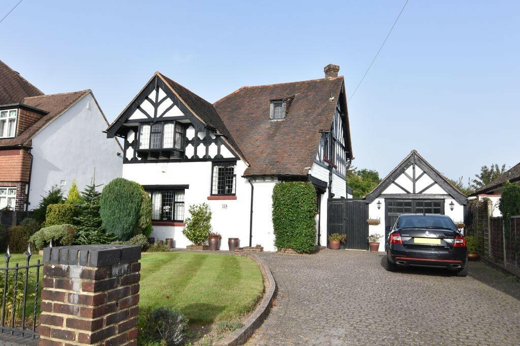 4 bedroom detached house for sale in Coulsdon Road, Old Coulsdon