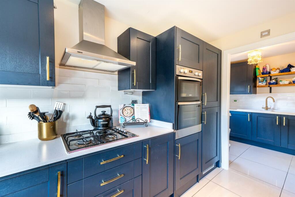Additional property image - Mendip Road - Stunning Family Home!