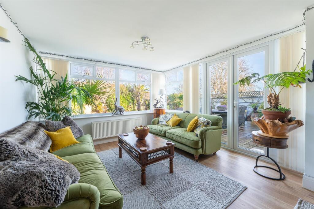 Additional property image - Pine Hill, Worle - Beautiful Bungalow