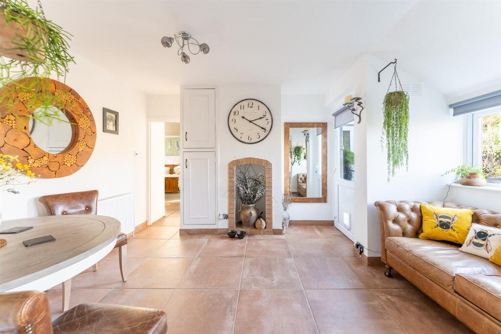 Additional property image - Pine Hill, Worle - Beautiful Bungalow