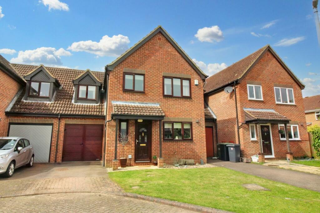 4 bedroom link detached house for sale in Elgar Drive, Shefford, SG17