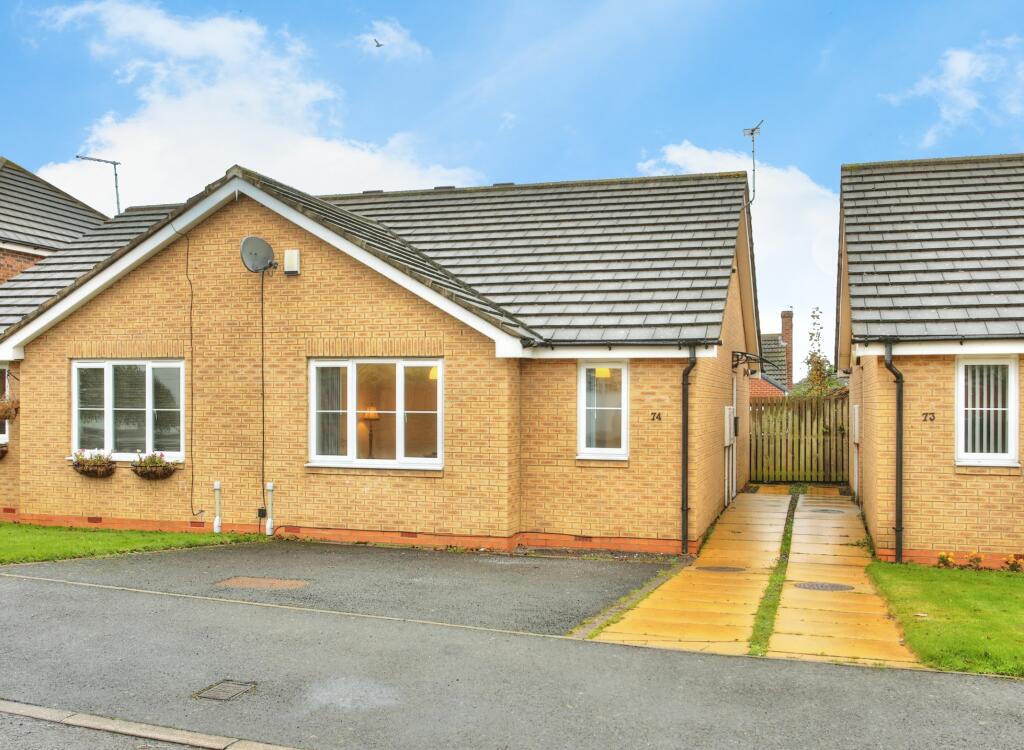 2 bedroom bungalow for sale in Briar Vale, Whitley Bay, Tyne and Wear, NE25