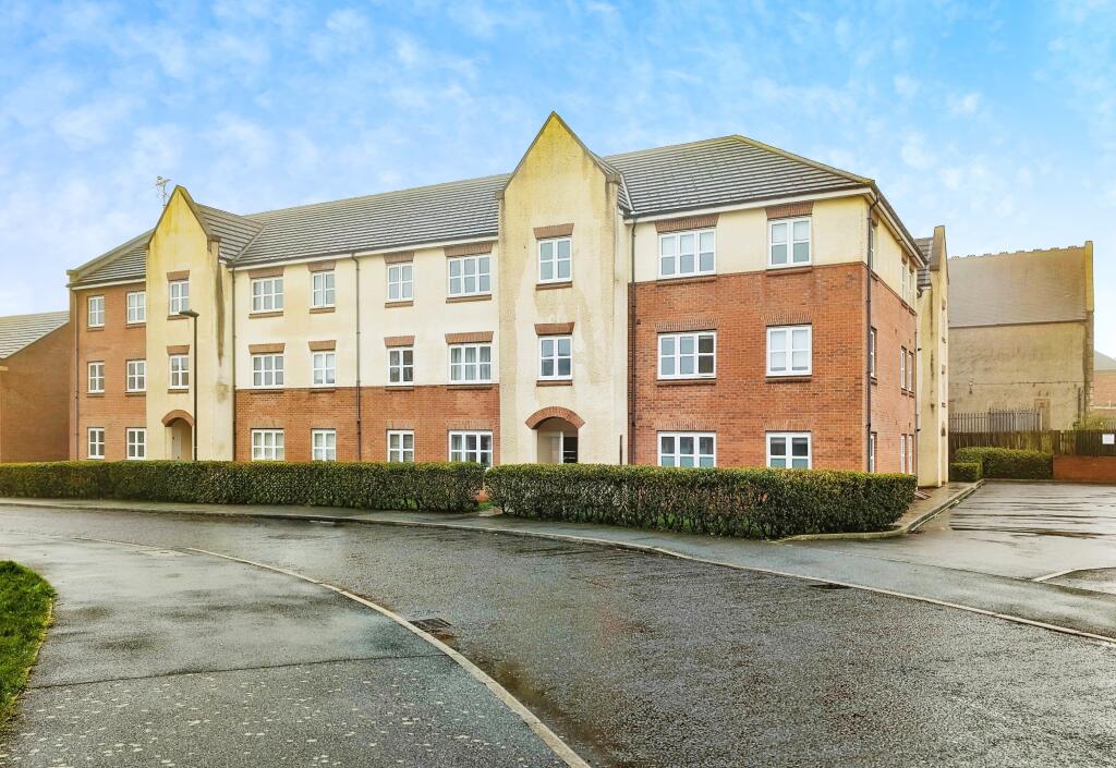 2 bedroom flat for sale in Dukesfield, Shiremoor, Newcastle upon Tyne