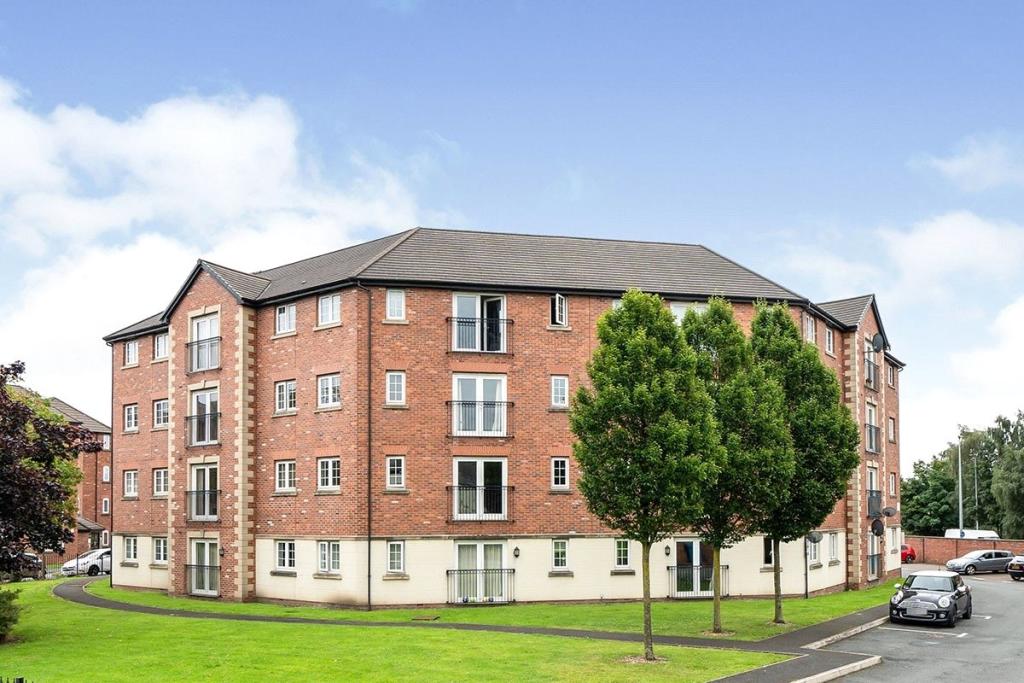 1 bedroom flat for sale in Giants Seat Grove, Swinton, Manchester