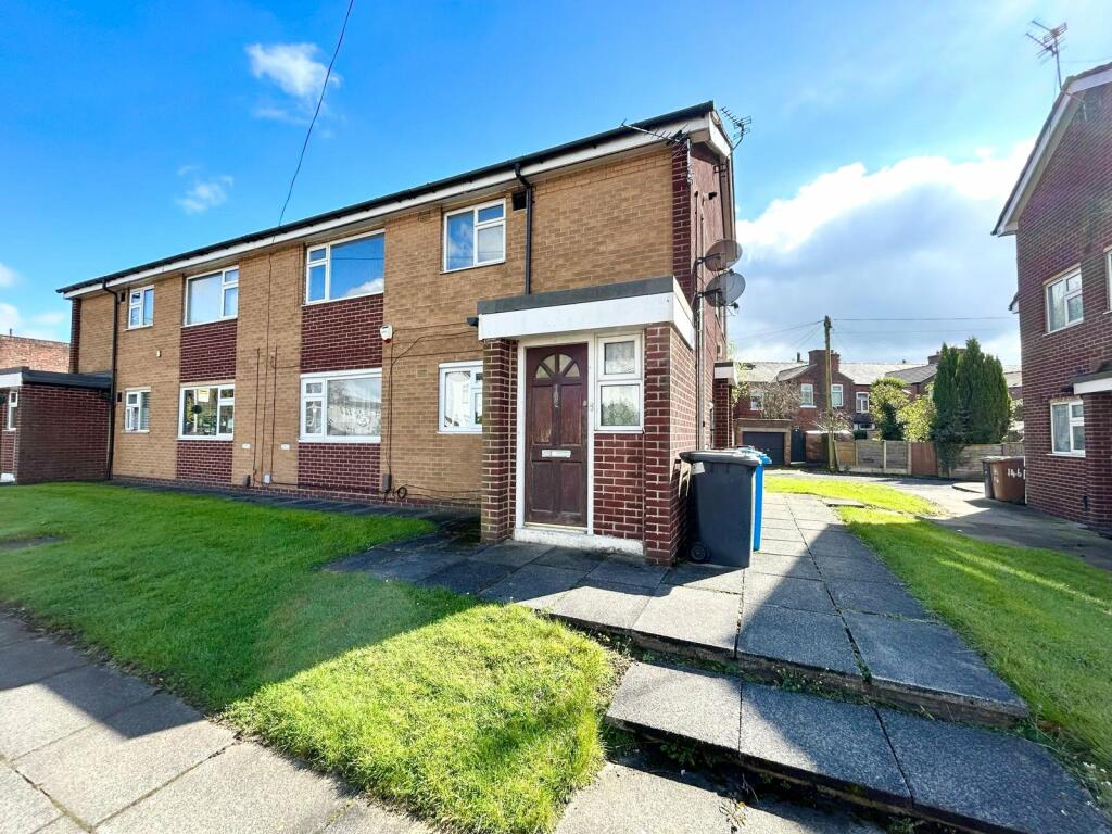 2 bedroom flat for sale in Moorside Road, Swinton, Manchester, Greater