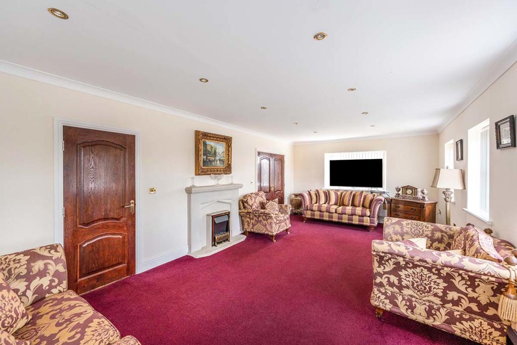 5 bedroom detached house for sale in Moss Road, Moss, Doncaster, DN6