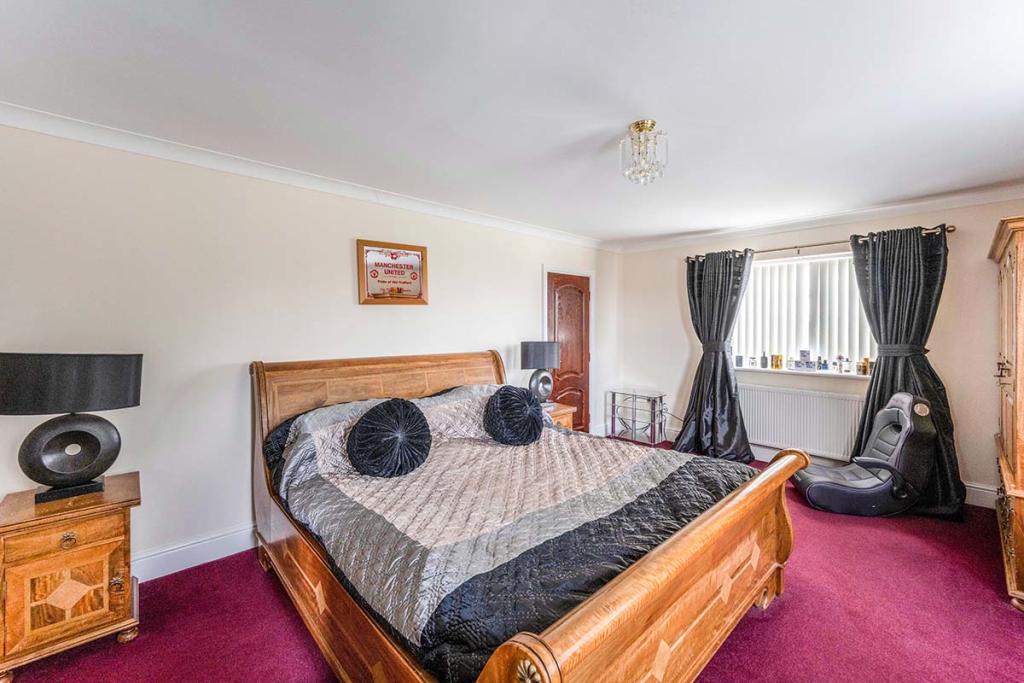 5 bedroom detached house for sale in Moss Road, Moss, Doncaster, DN6