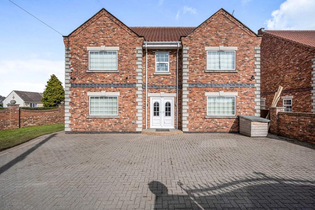 5 bedroom detached house for sale in Moss Road, Moss, Doncaster, DN6