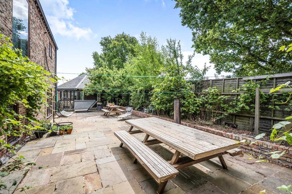 9 bedroom detached house for sale in Leger Way, Wheatley Hills