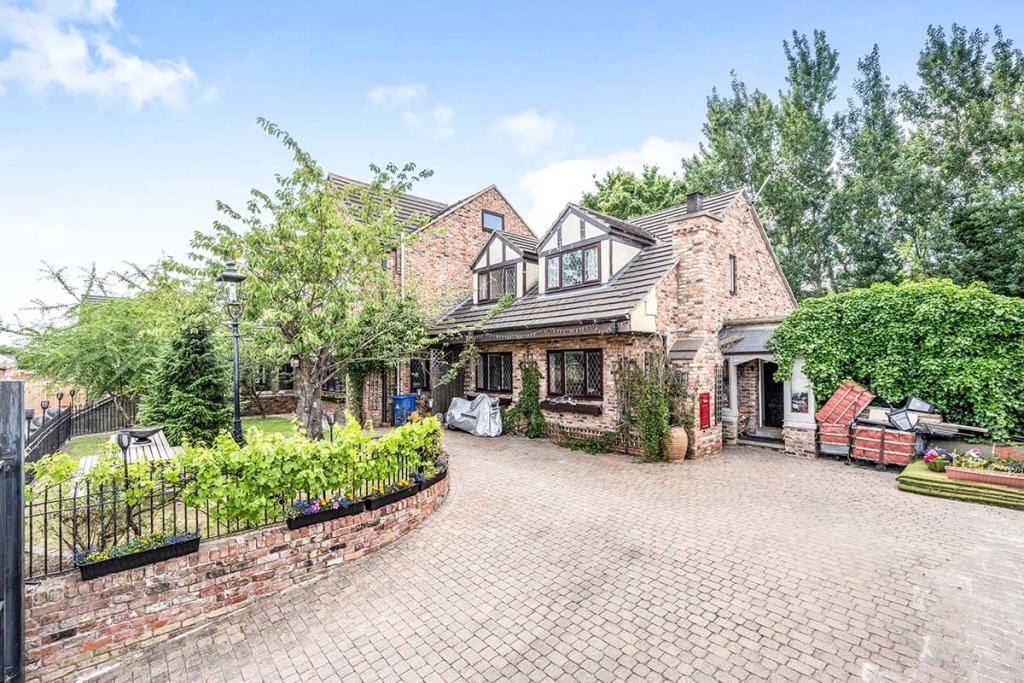 9 bedroom detached house for sale in Leger Way, Wheatley Hills, Doncaster, DN2