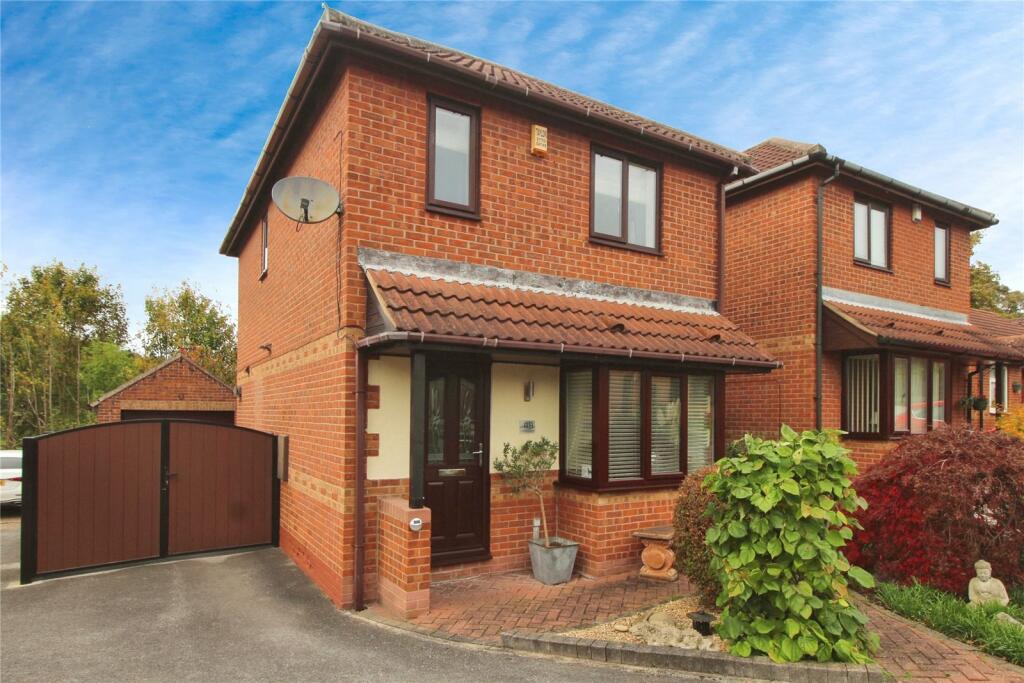 3 bedroom detached house for sale in North End Drive, Harlington