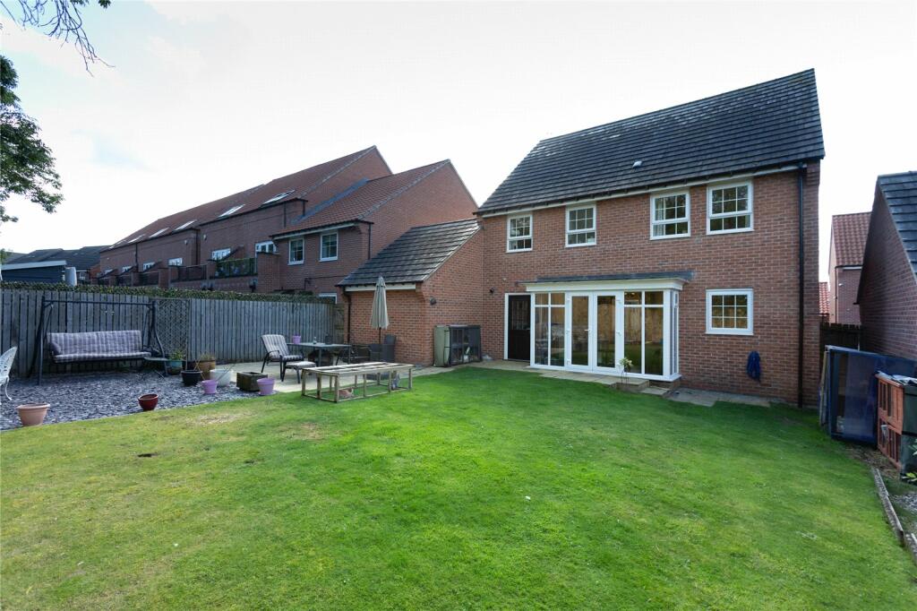 4 bedroom detached house for sale in Fossview Close, Strensall, York