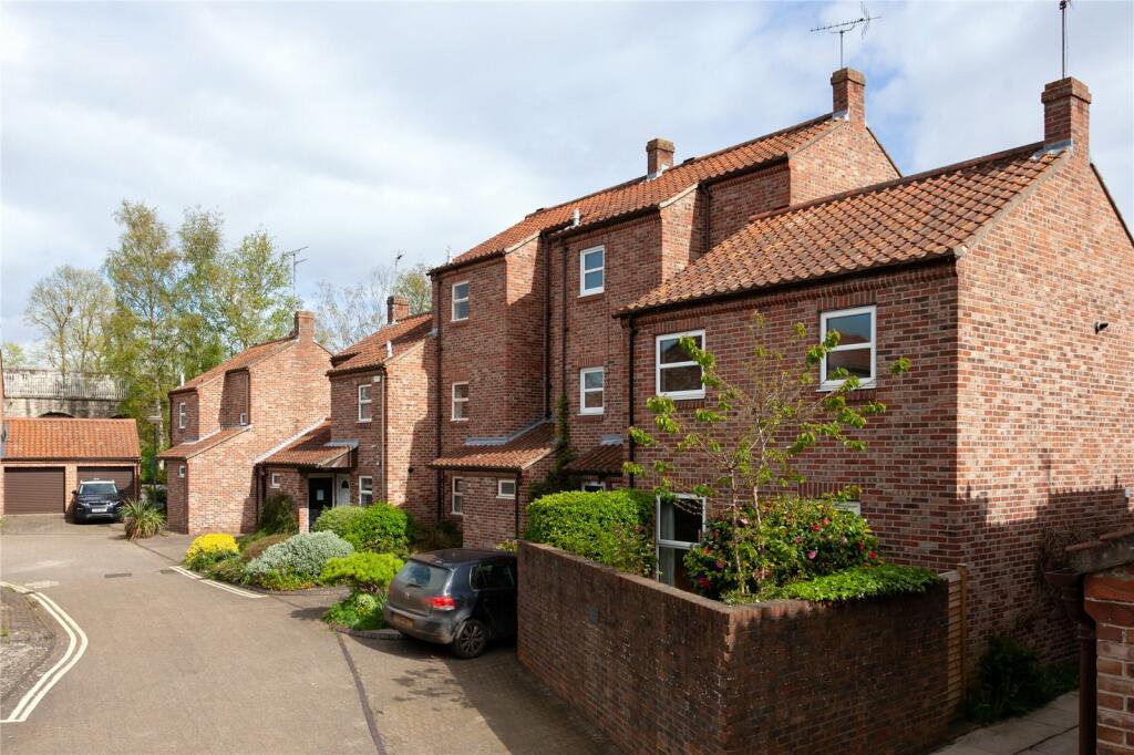 2 bedroom end of terrace house for sale in Pear Tree Court, York, North Yorkshire, YO1