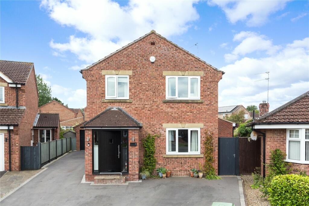 3 bedroom detached house for sale in Coulson Close, Strensall, York