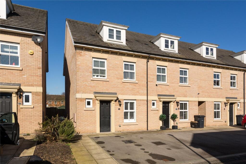 4 bedroom end of terrace house for sale in Farro Drive, York, North Yorkshire, YO30