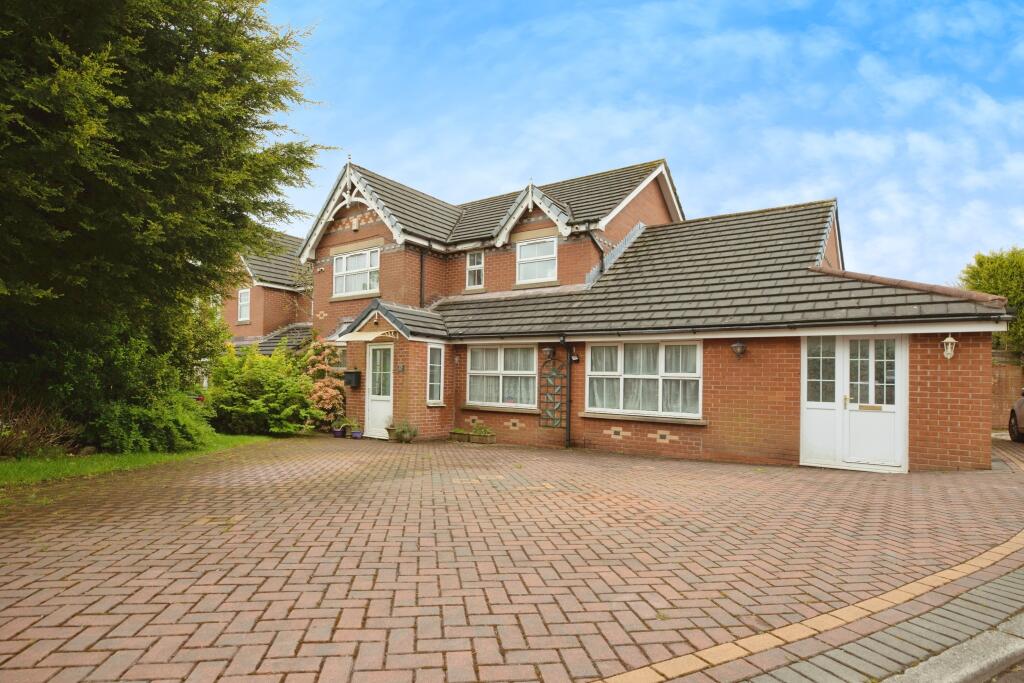 5 bedroom detached house for sale in Elgar Close, Blackburn, BB2