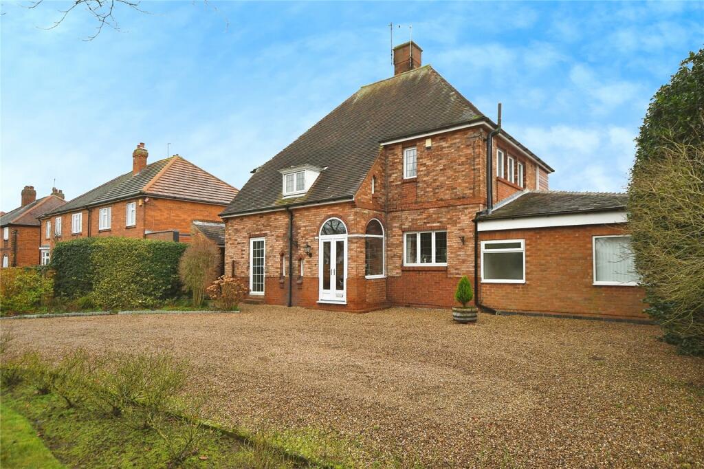 4 bedroom detached house for sale in Lincoln Road, North Hykeham