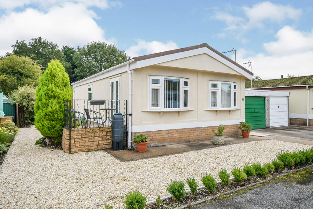 2 bedroom detached house for sale in Broxburn Park, South Hykeham