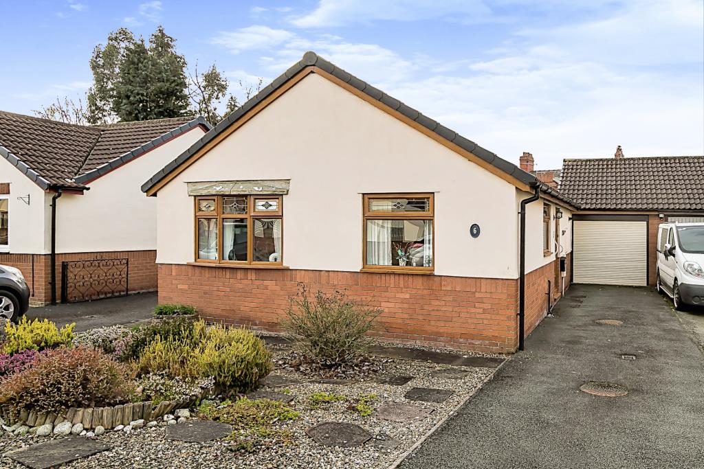 2 bedroom bungalow for sale in Maplehurst Drive, Oswestry, Shropshire, SY11