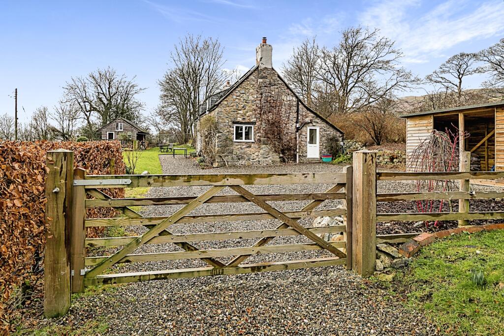 3 bedroom detached house for sale in Cefn Coch, Llanrhaeadr Ym Mochnant, Oswestry, Powys, SY10