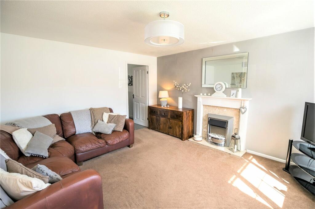 4 bedroom semidetached house for sale in Fitzgwarine Drive