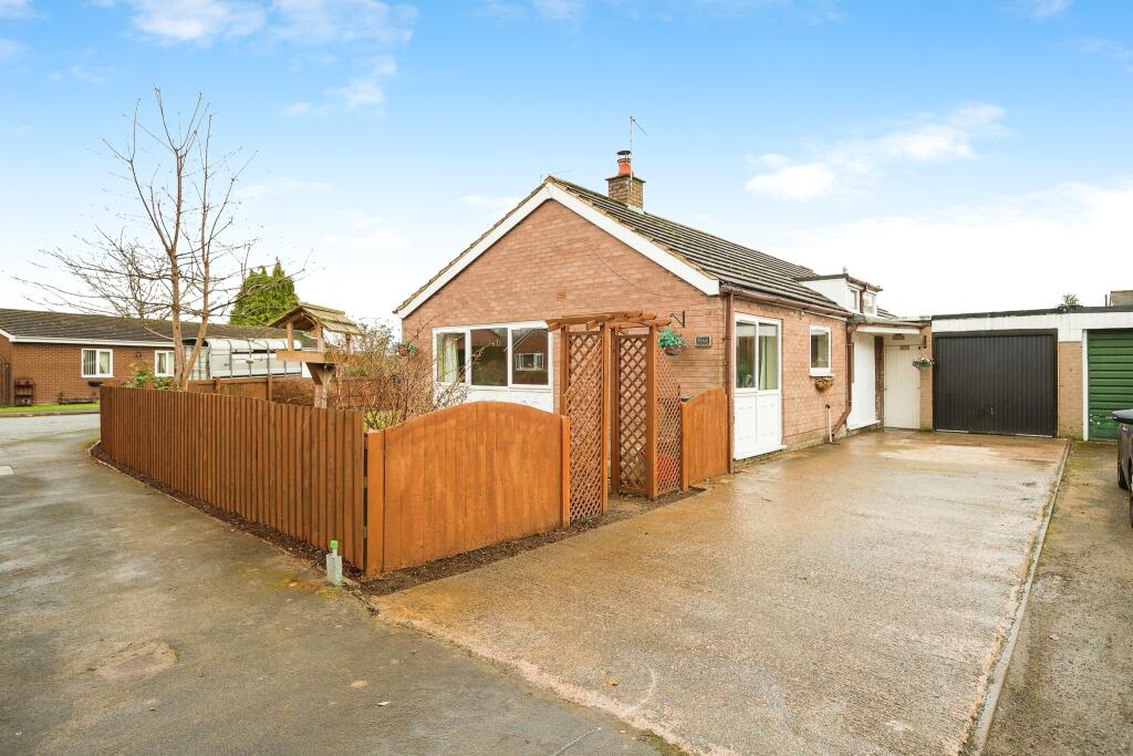 3 bedroom bungalow for sale in Derwen Green, Four Crosses, Llanymynech