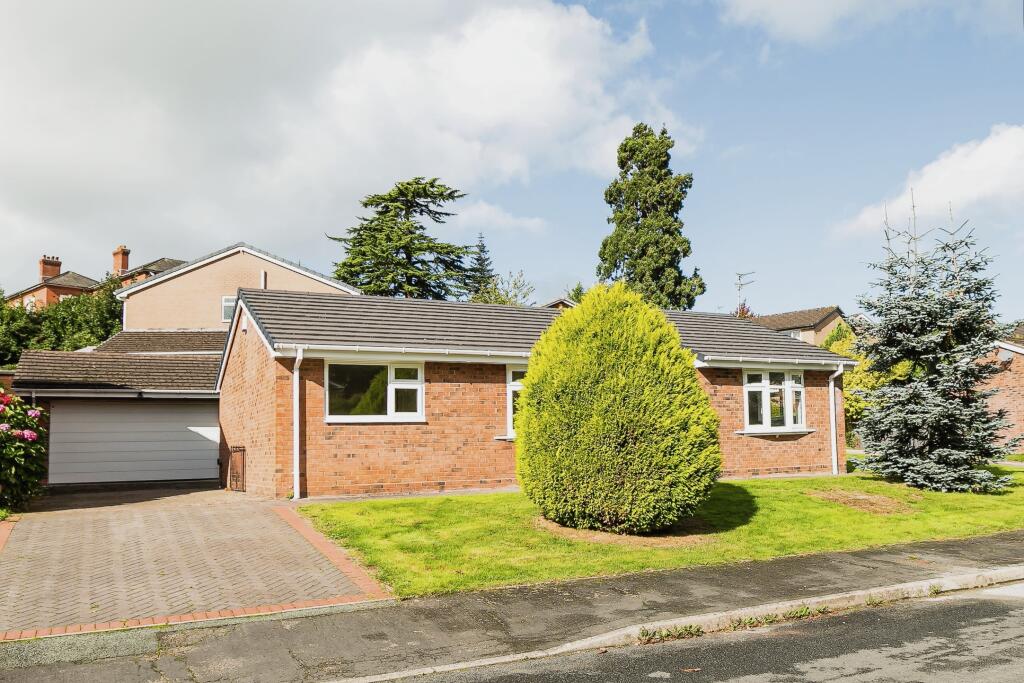 3 bedroom bungalow for sale in Glentworth Close, Oswestry, Shropshire, SY10