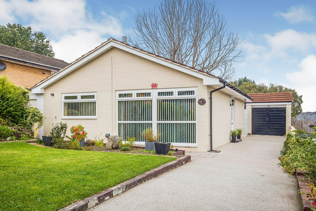 2 bedroom bungalow for sale in Thornhurst Avenue, Oswestry, Shropshire