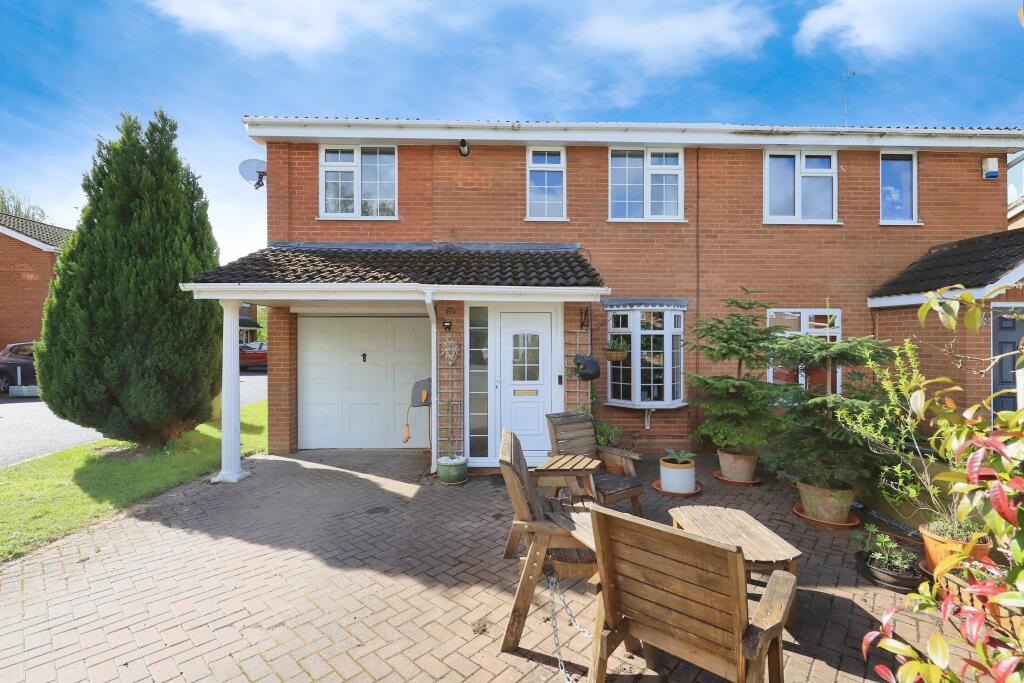 4 bedroom semidetached house for sale in Levington Close, Perton