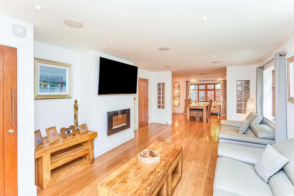 5 bedroom detached house for sale in Court Farm Lane, Branston, Burton