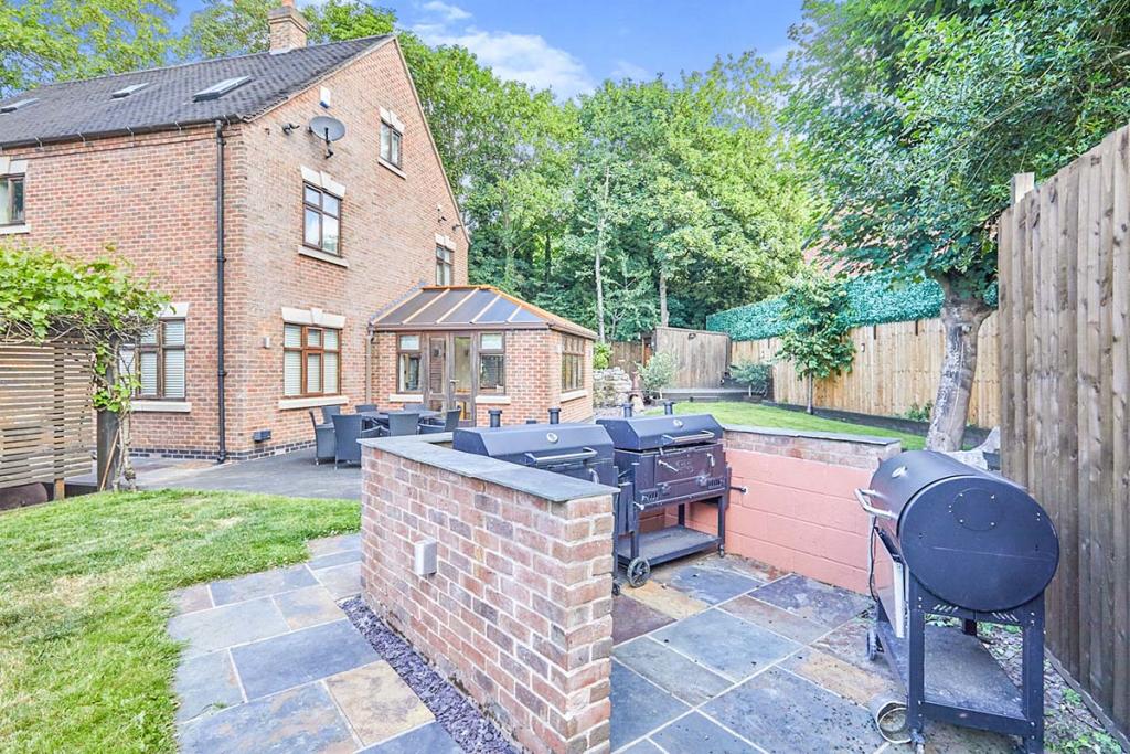 5 bedroom detached house for sale in Court Farm Lane, Branston, Burton