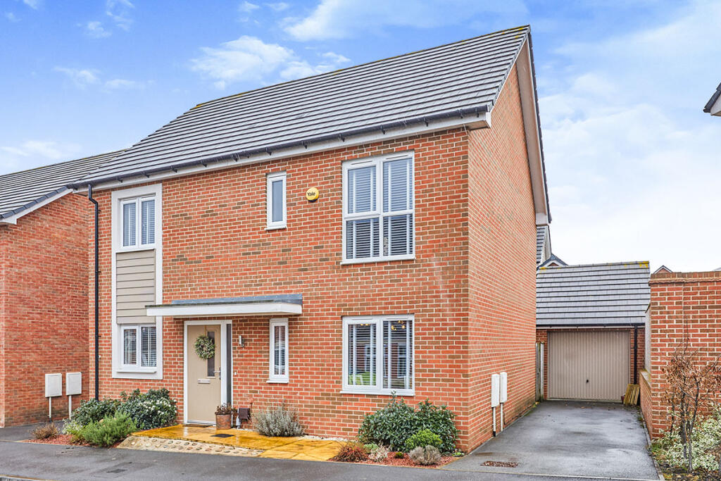 4 bedroom detached house for sale in Bath Road, Castle Gresley