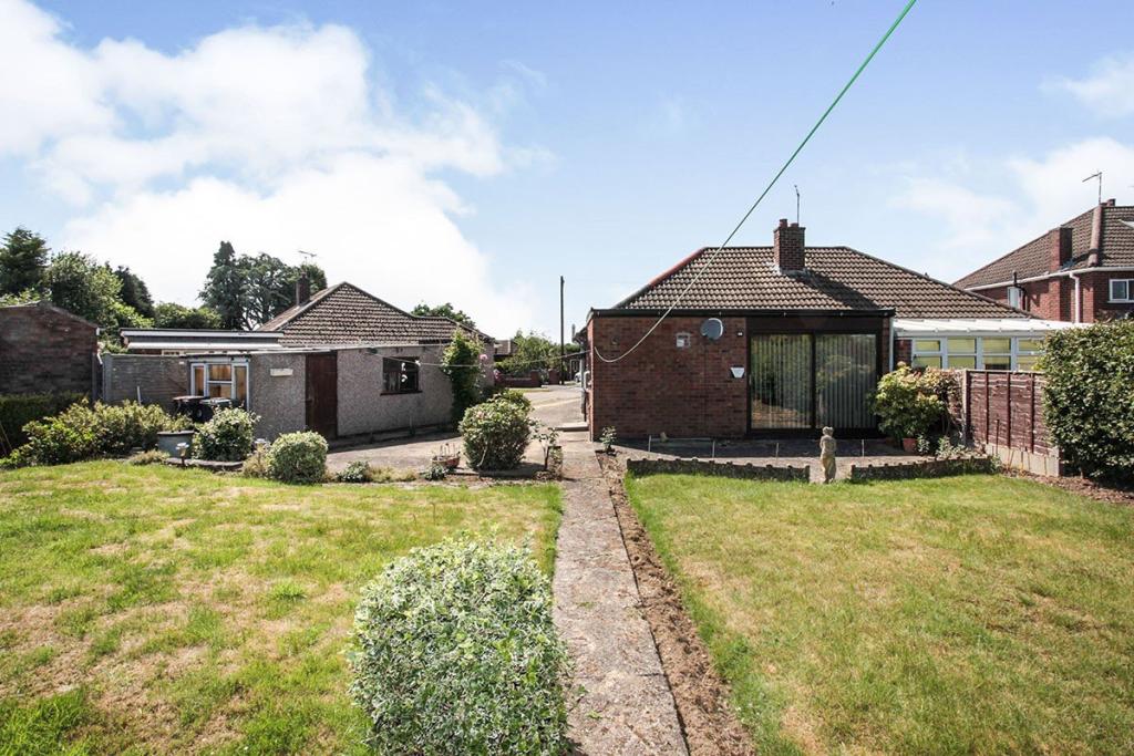 2 bedroom bungalow for sale in Morland Close, Bulkington, Bedworth, CV12