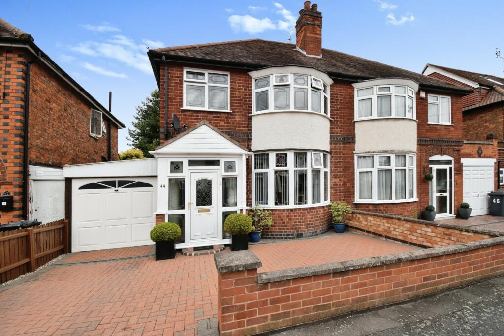 3 bedroom semidetached house for sale in Dorchester Road, Leicester