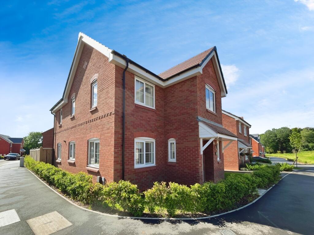 4 bedroom detached house for sale in Bossu Drive, Oadby, Leicester, Leicestershire, LE2