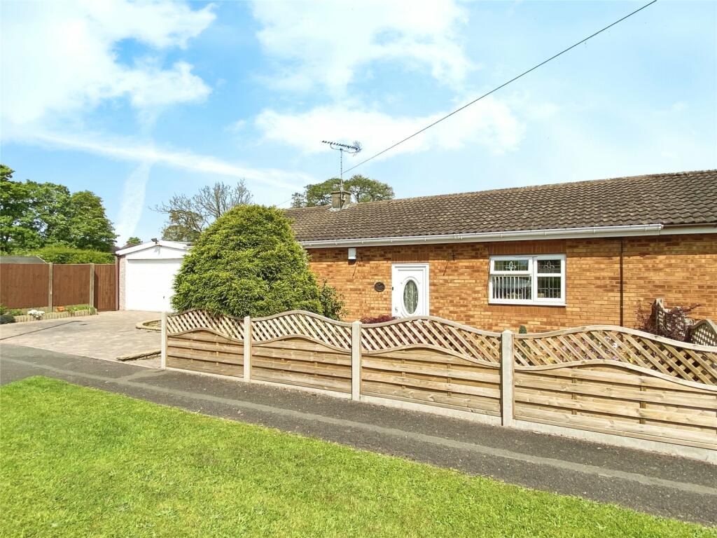 2 bedroom bungalow for sale in Oakroyd Crescent, Nuneaton, Warwickshire