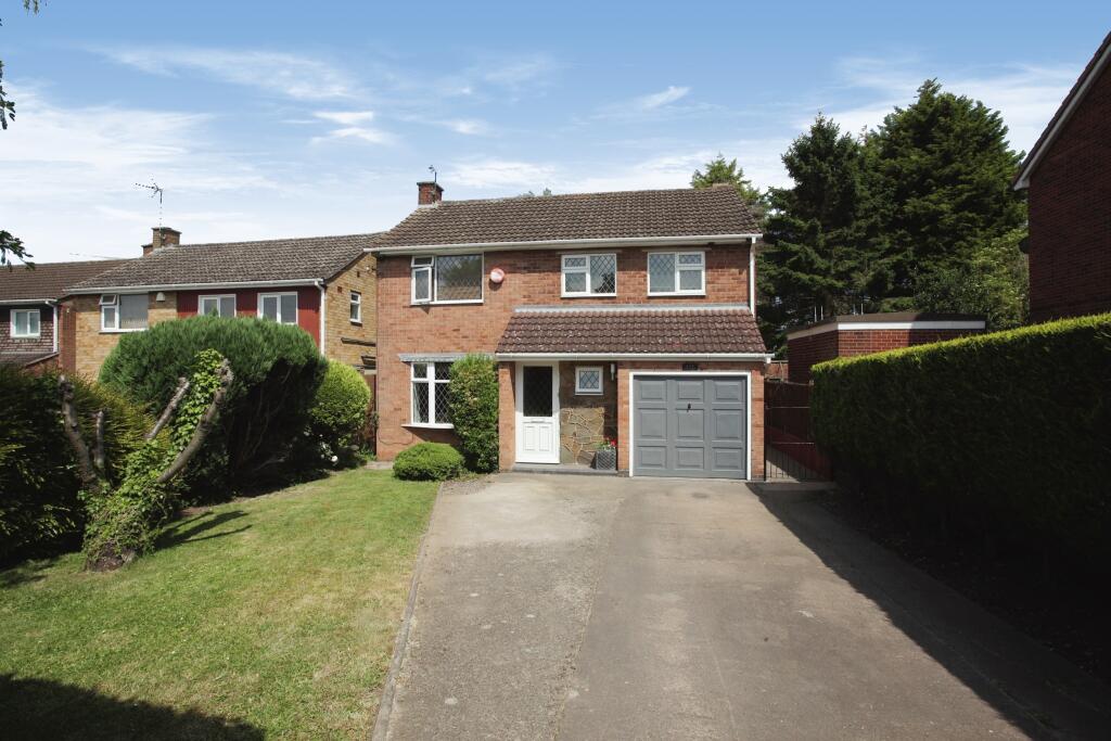 3 bedroom detached house for sale in Weddington Road, Nuneaton