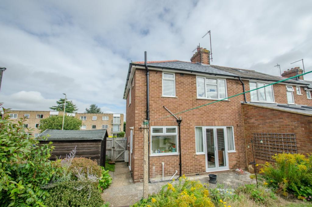 3 bedroom end of terrace house for sale in Stevenage Road, Hitchin