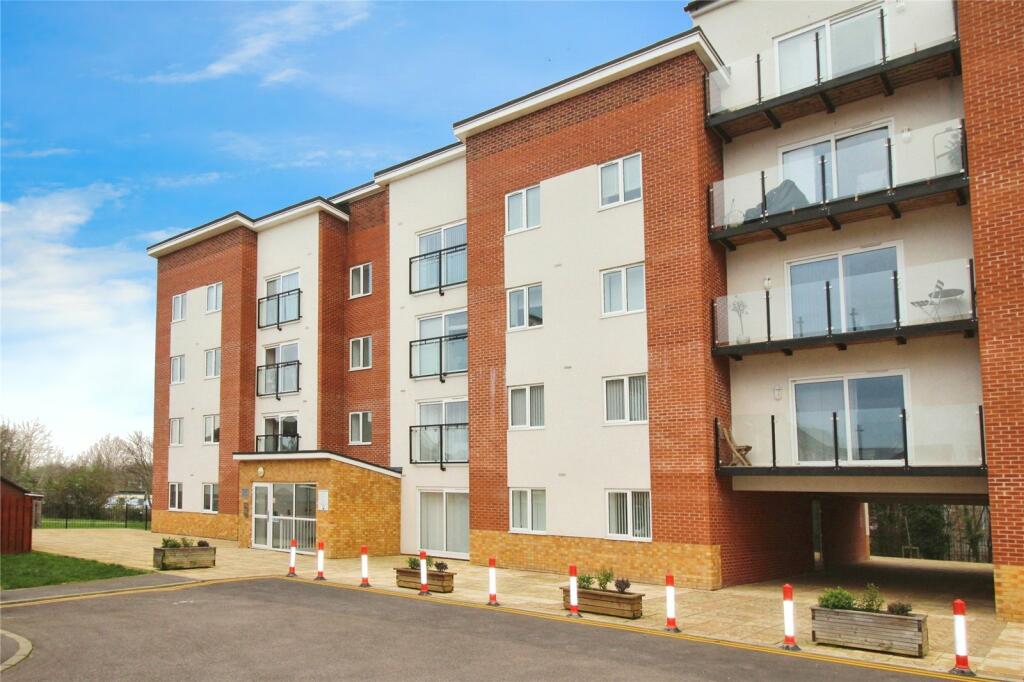 2 bedroom flat for sale in Harrow Close, Bedford, Bedfordshire, MK42