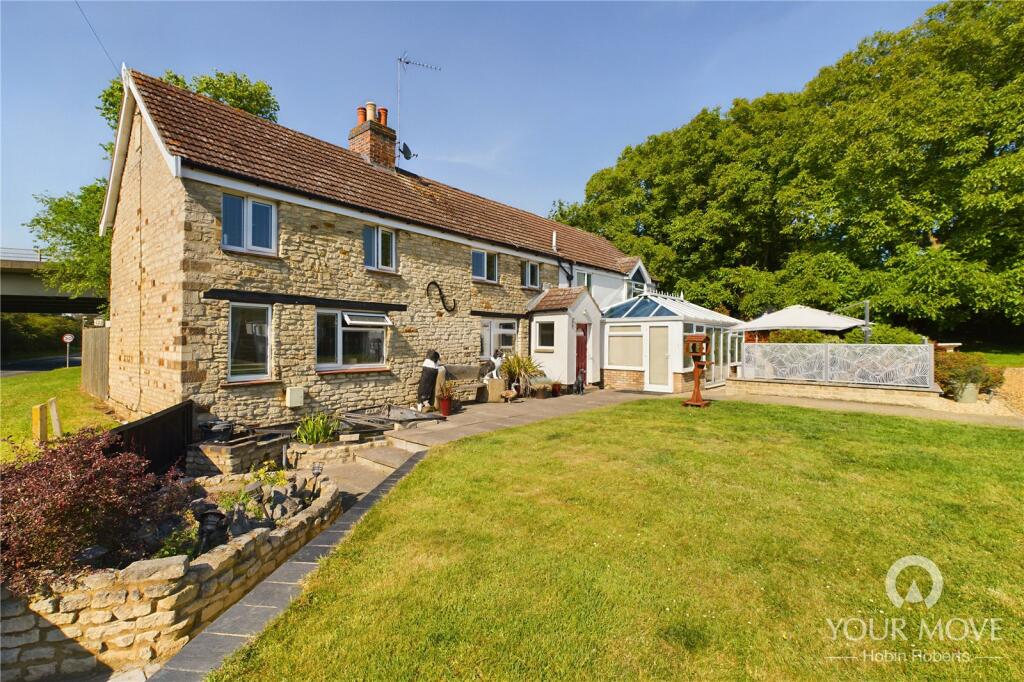 4 bedroom detached house for sale in Denford Road, Thrapston, Kettering