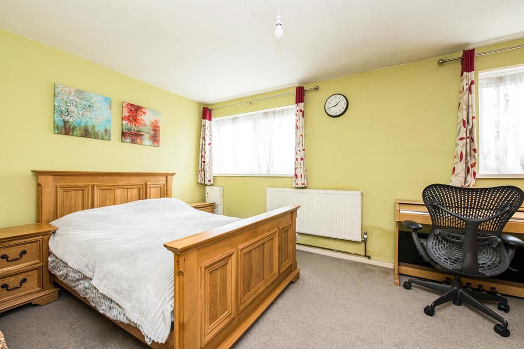 2 bedroom flat in Sycamore Court, Barrack Road, Hounslow, TW4 £285000
